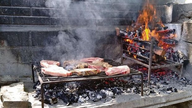 Unterwegs auf einer Unterwegs auf einer Wanderung fanden Egon Tschol und seine Familie eine «Parilla», eine Grillstelle mit Kamin und zwei Abteilen, um ihre Rinderkoteletts zu grillieren.