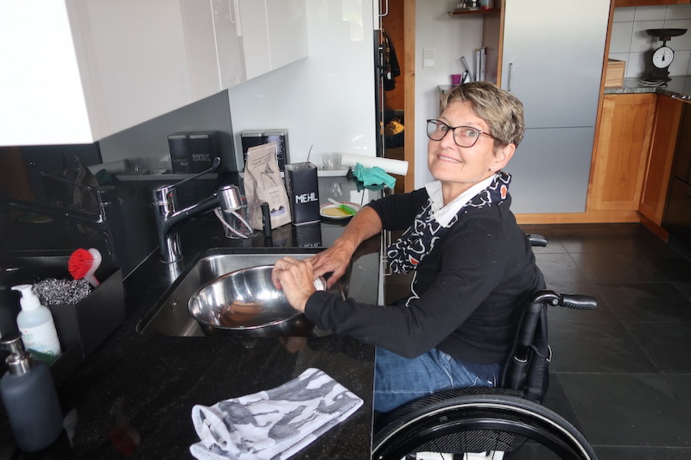 Anita Knuchel in der umgebauten Küche. Sie hat alles vorbereitet zum Brot backen. (Bild et)
