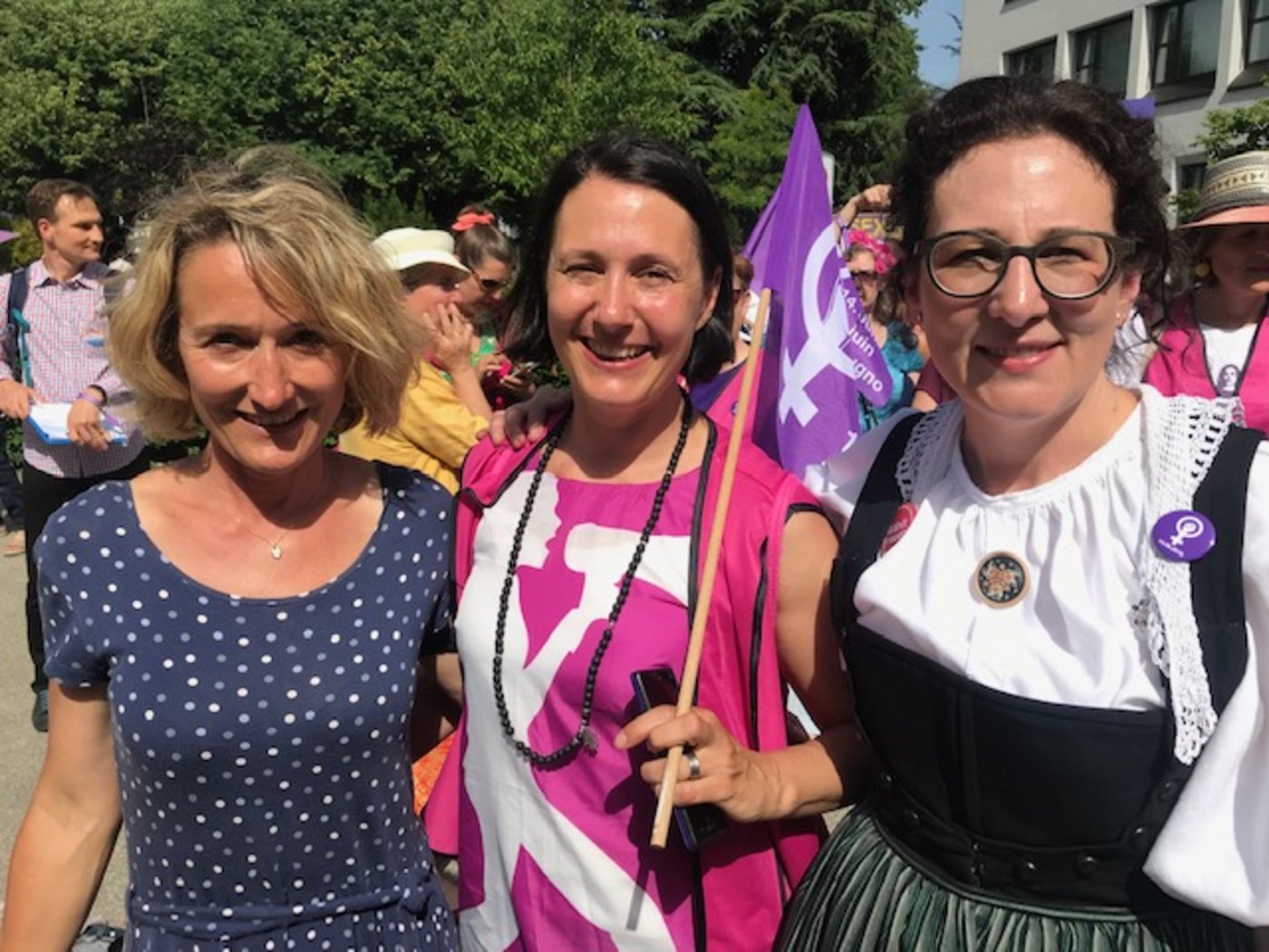 Die frühere Aargauer Regierungsrätin Susanne Hochuli, Connie Fauver aus Stilli AG und Lotti Baumann, Präsidentin der Aargauer Landfrauen. (Bild akr) 