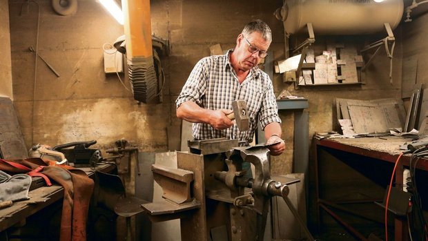 Seit er seinen Hof an Sohn Roman übergab, hat der 58-jährige Toni Hürlimann vermehrt Zeit für die Trychlen- und Chlopfen-Herstellung.