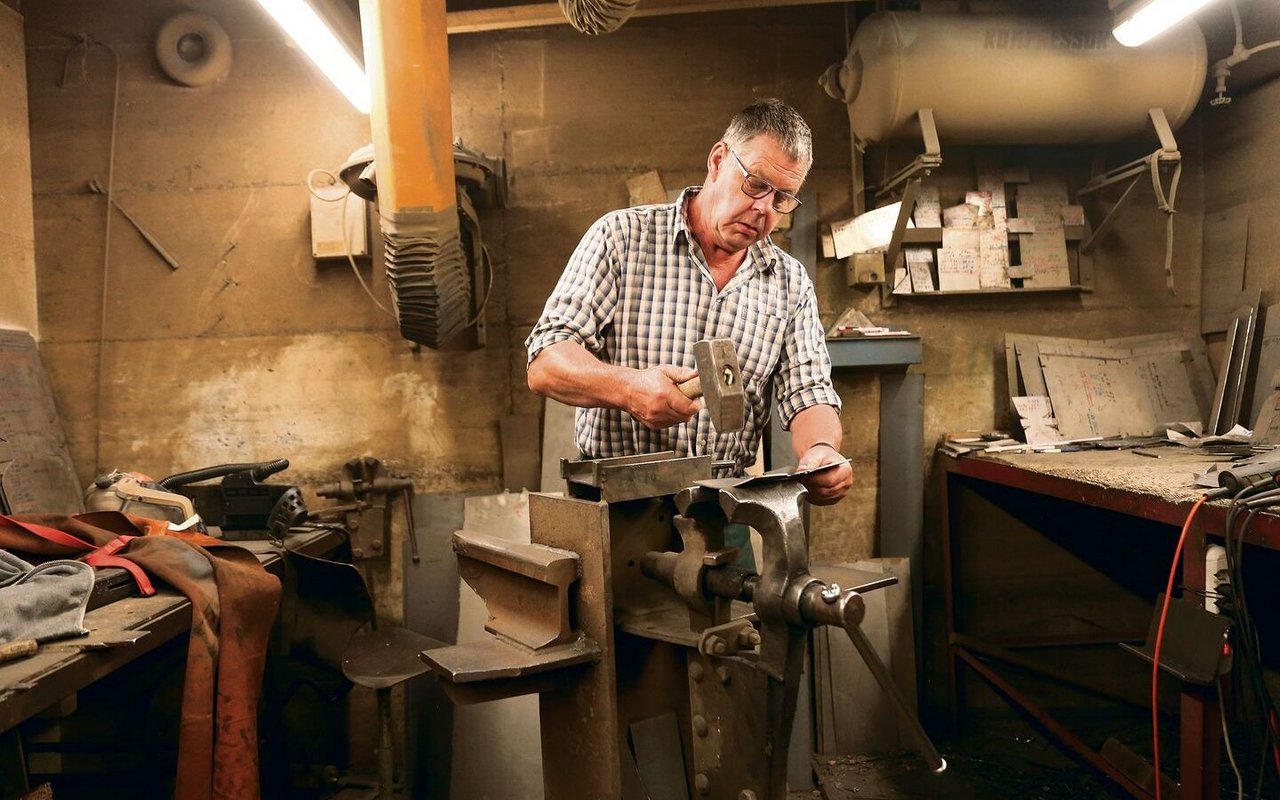 Seit er seinen Hof an Sohn Roman übergab, hat der 58-jährige Toni Hürlimann vermehrt Zeit für die Trychlen- und Chlopfen-Herstellung.