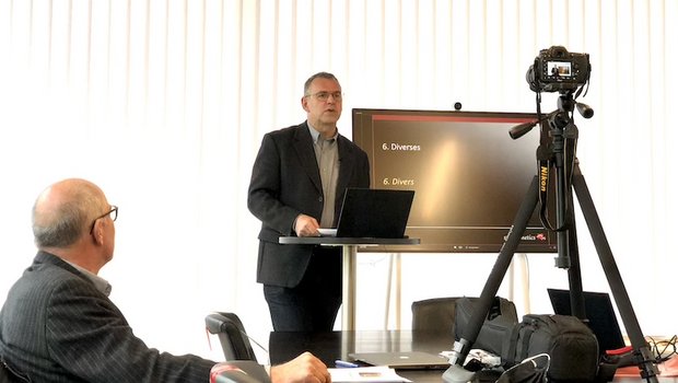 Christoph Böbner, Direktor der Swissgenetics, präsentierte den Jahresbericht vor der Kamera. Die Delegierten werden das Video demnächst erhalten. (Bild jba)