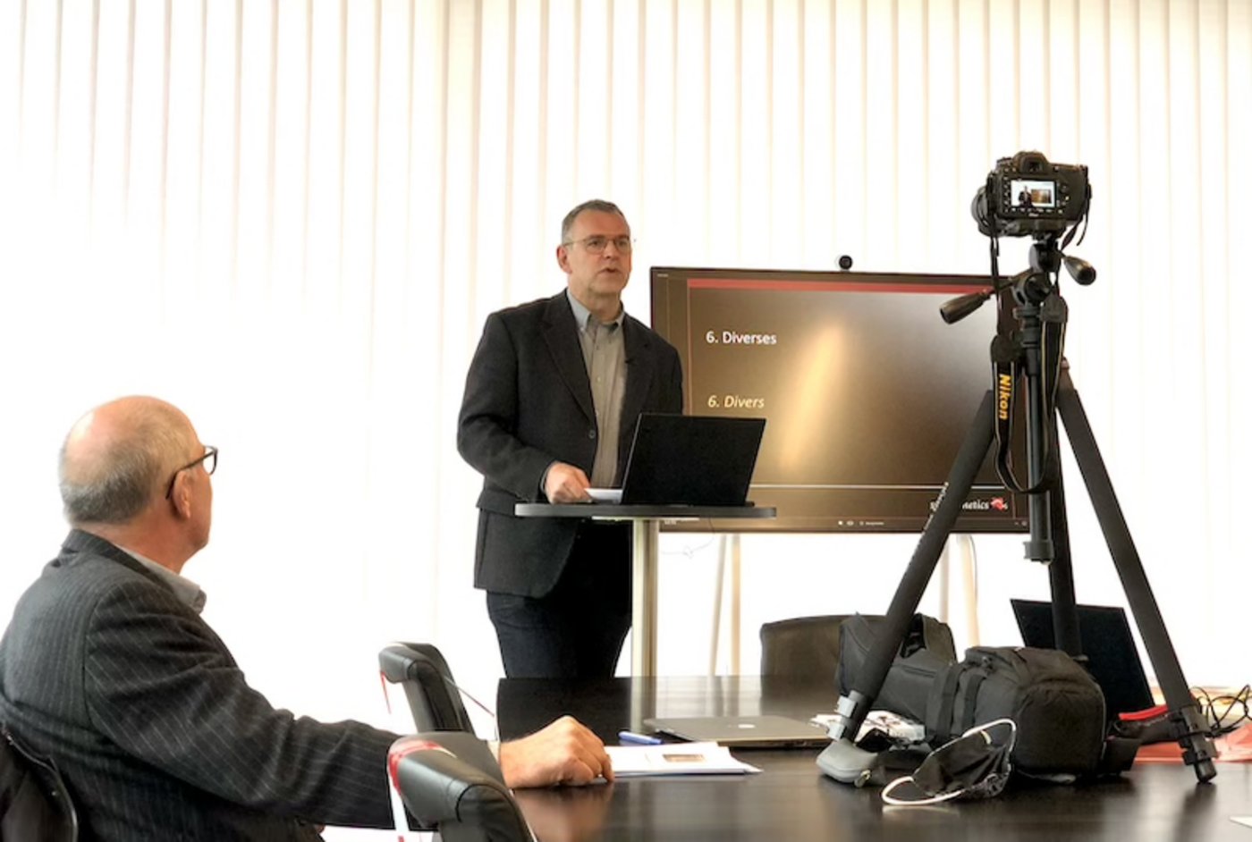 Christoph Böbner, Direktor der Swissgenetics, präsentierte den Jahresbericht vor der Kamera. Die Delegierten werden das Video demnächst erhalten. (Bild jba)