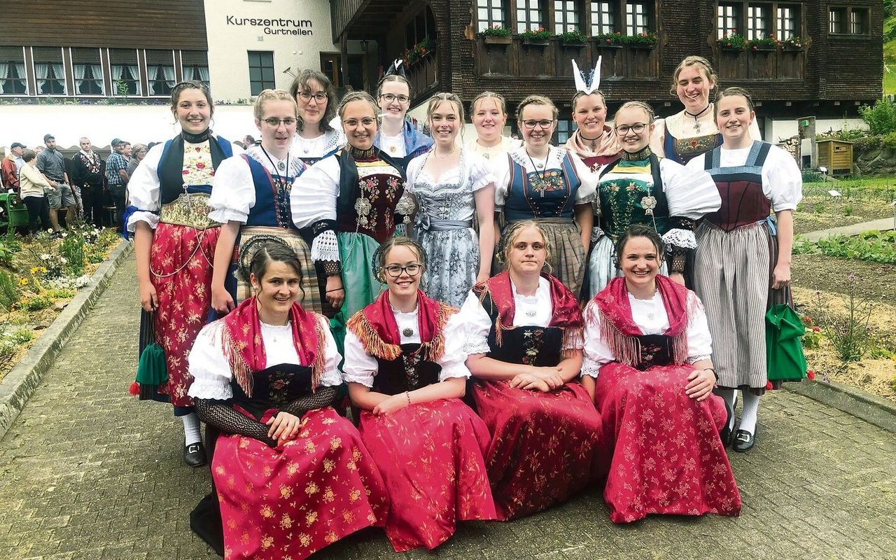 Die 16 Absolventinnen der Bäuerinnenschule Gurtnellen versprachen sich an der Schlussfeier ein Wiedersehen.