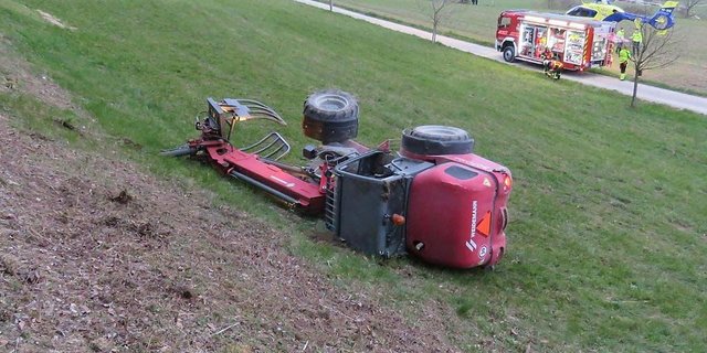Der Radlader überschlug sich: Der Lenker des Fahrzeugs starb bei dem Unfall. (Bild Kapo Aargau)
