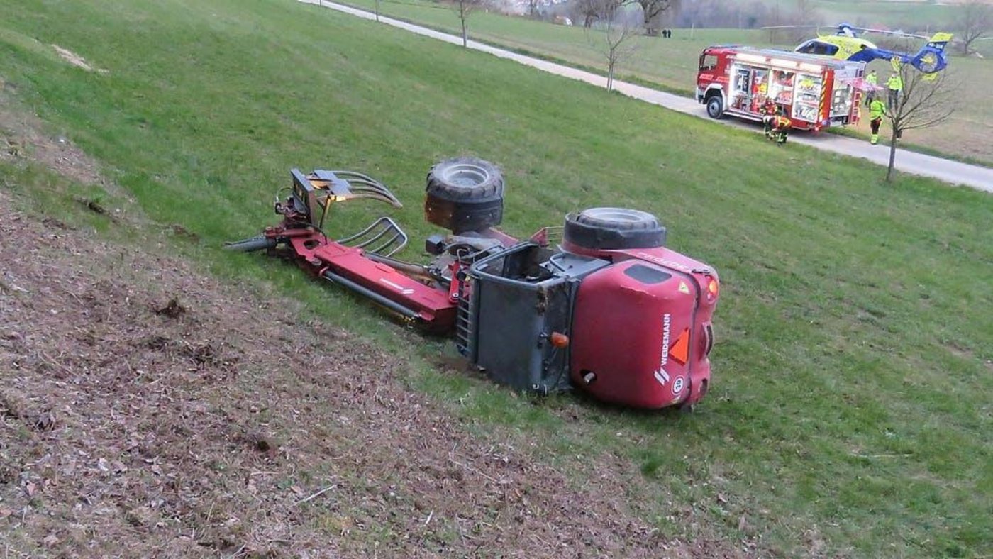 Der Radlader überschlug sich: Der Lenker des Fahrzeugs starb bei dem Unfall. (Bild Kapo Aargau)