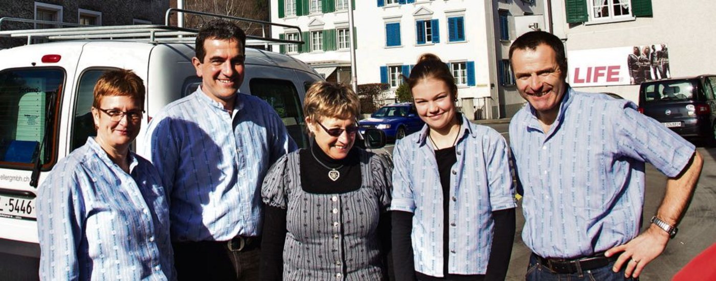 Für das Sammelteam in Näfels GL und Urs Schneider (rechts) war der Tag eine tolle Erfahrung. Besonders Freude machte der Austausch mit vielen Menschen und das schöne Wetter. (Bilder: Nadine Baumgartner)