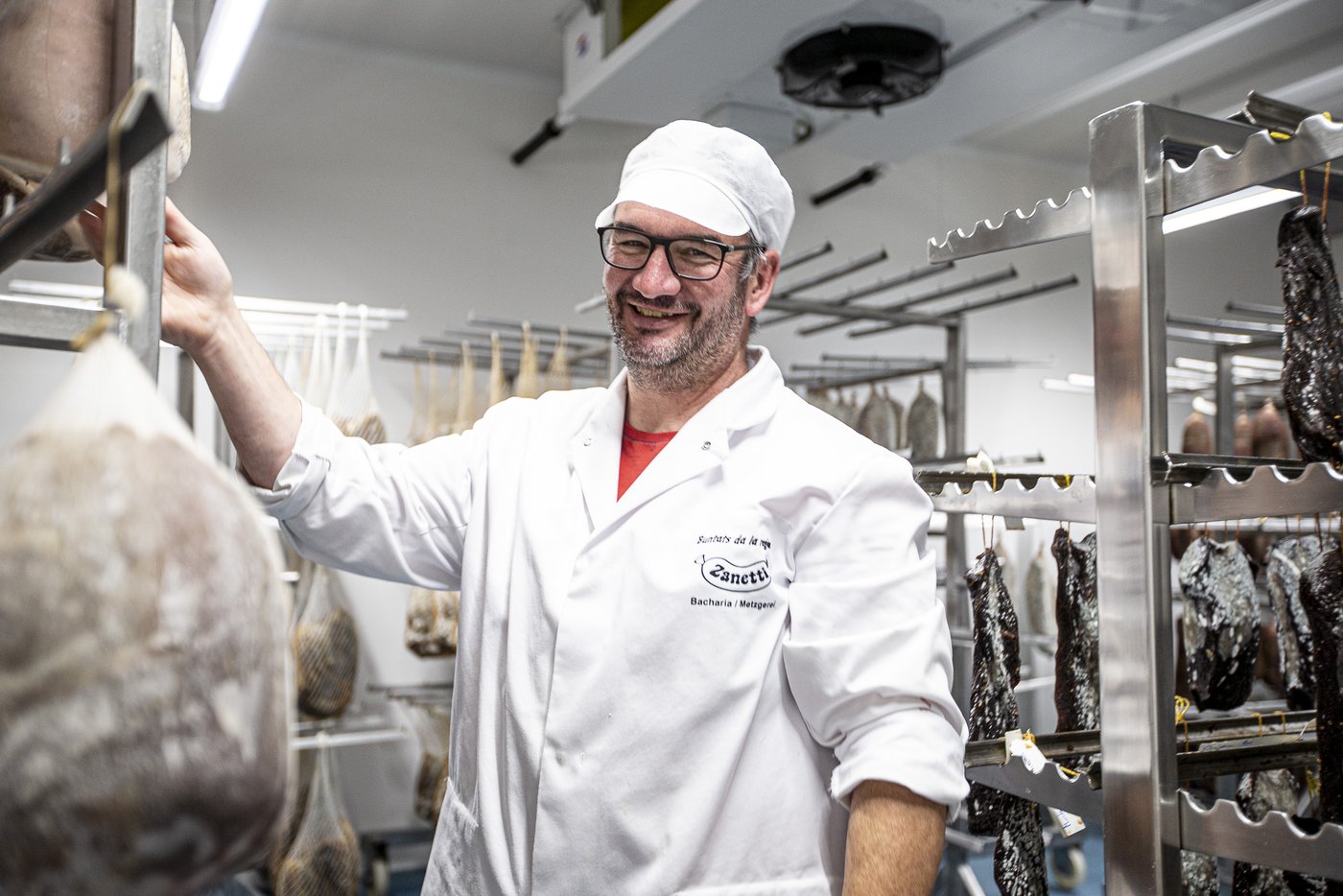 Reto Zanetti hat eine neue Schlachtanlage in Ramosoch in Betrieb genommen. Dieses wird auch von Ludwig Hatecke benutzt.