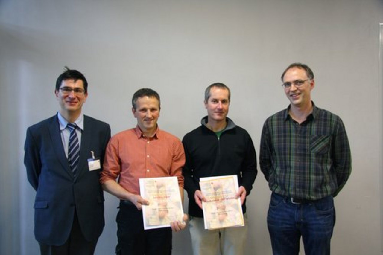 Thomas Herren vom SOV, die Jahressieger Guido Horber und Olivier Schupbach sowie Jury-Präsident Dominique Ruggli (v.l.n.r.). (Bild: zvg)