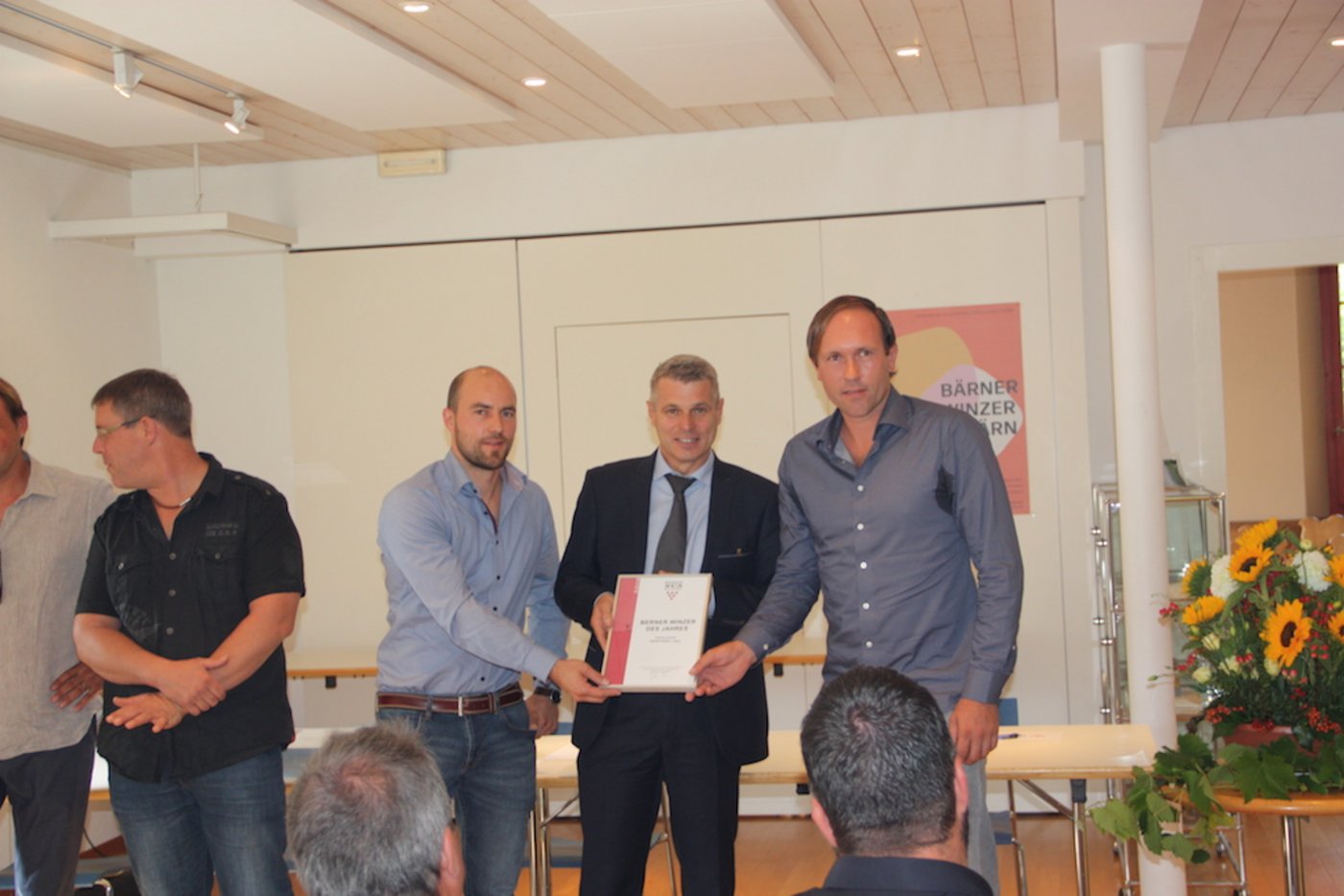 Die beiden Winzer des Jahres nehmen die Auszeichnung entgegen. 