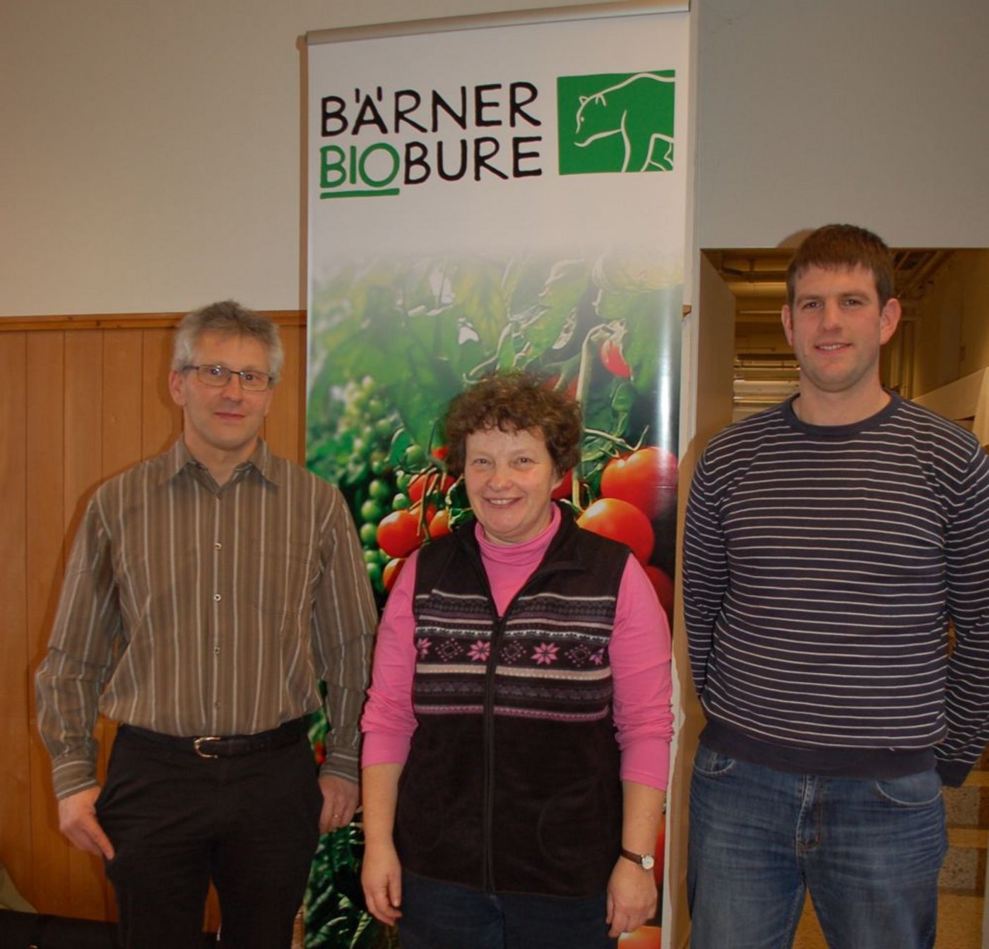 Der zurückgetretene Adrian Knuchel (rechts) wird von Andreas Bracher, Schweinezüchter aus Alchenstorf BE, ersetzt. In der Mitte Präsidentin Kathrin Schneider. (Bild dj)
