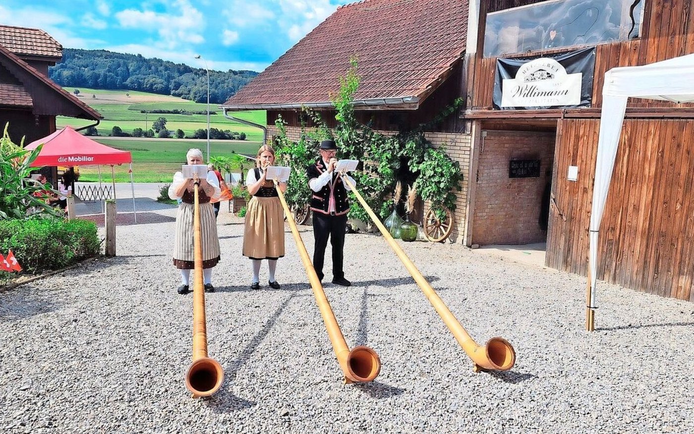 Auch Information und Unterhaltung kamen auf dem Eyhof bei Familie Wüest nicht zu kurz. Die Stalltüren waren offen und ein Alphorntrio spielte auf. 