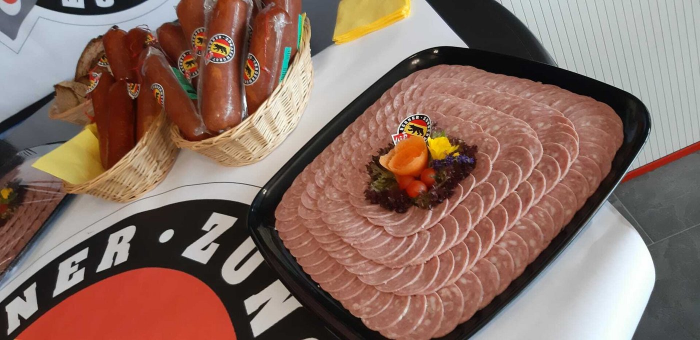 Die Zungenwurst wurde heute feierlich präsentiert. (Bild Daniela Joder)