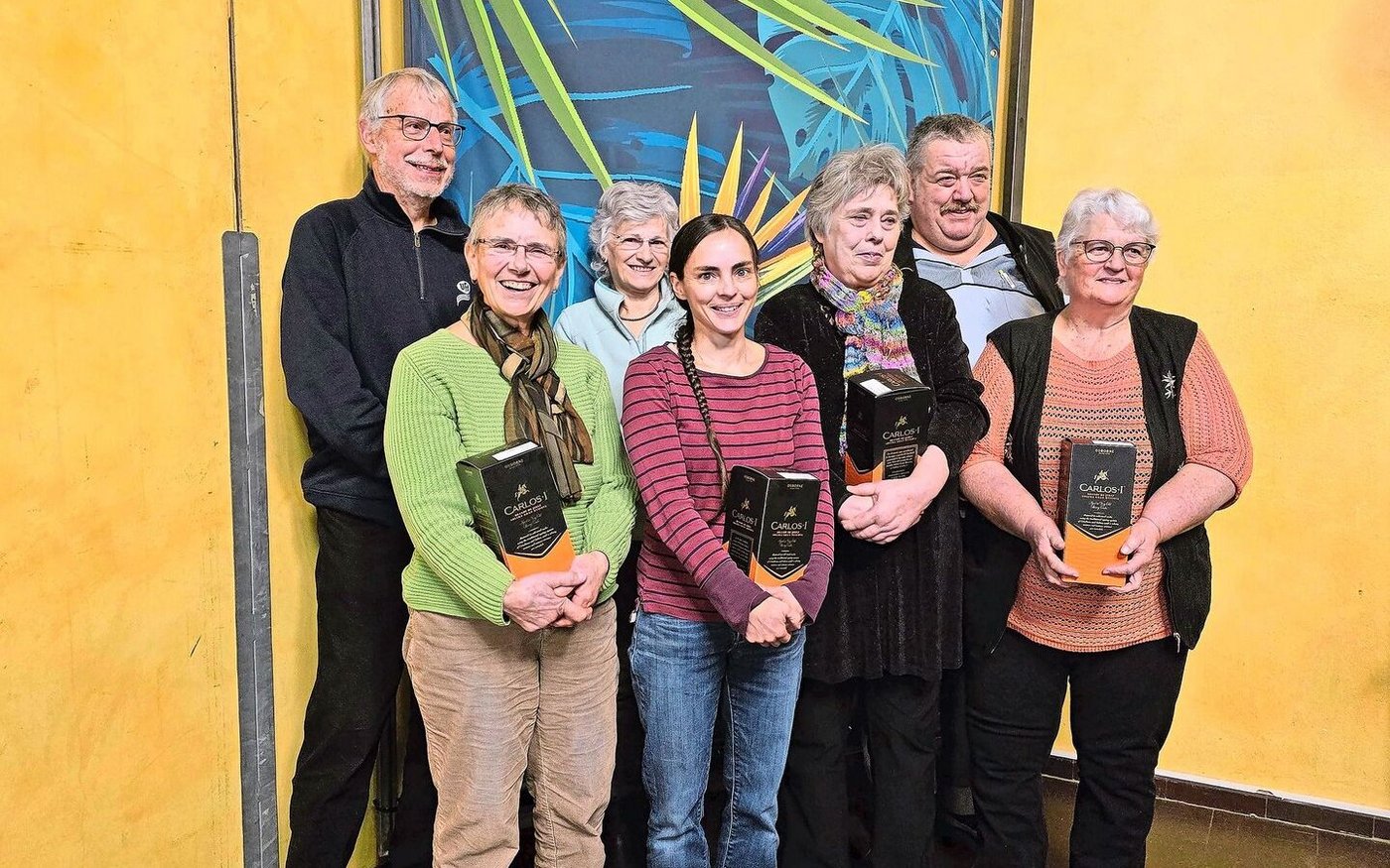 Die langjährigen Zuchtbuchführerinnen und Zuchtbuchführer wurden von den Berner Schafzüchtern für ihre Dienste geehrt.