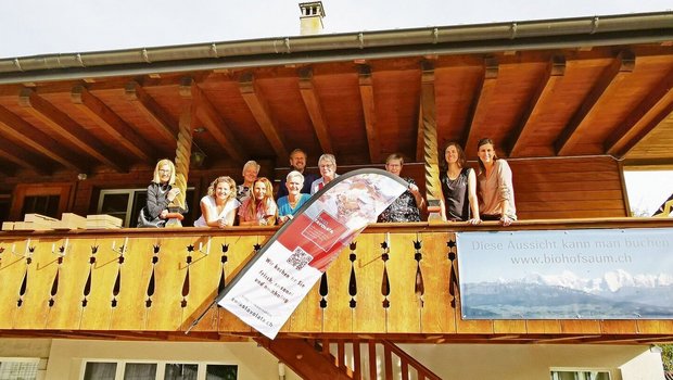 Die Gastgeberinnen u Die Gastgeberinnen und Gastgeber von Swiss Tavolata trafen sich bei Dorothea Tschirren auf dem Belpberg und feierten ihre neue Fahne.