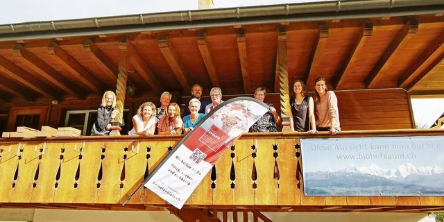 Die Gastgeberinnen und Gastgeber von Swiss Tavolata trafen sich bei Dorothea Tschirren auf dem Belpberg und feierten ihre neue Fahne.
