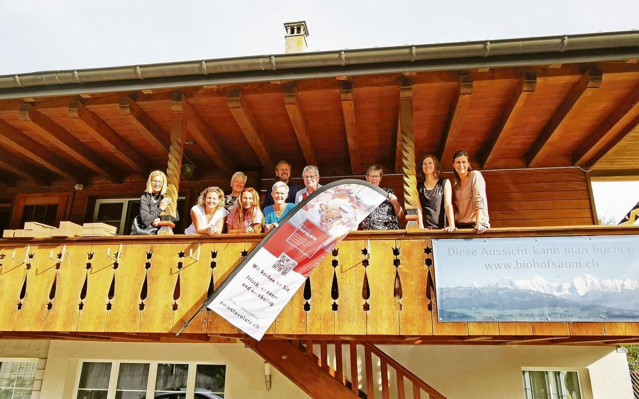 Die Gastgeberinnen und Gastgeber von Swiss Tavolata trafen sich bei Dorothea Tschirren auf dem Belpberg und feierten ihre neue Fahne.