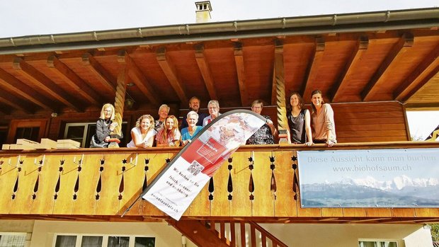 Die Gastgeberinnen u Die Gastgeberinnen und Gastgeber von Swiss Tavolata trafen sich bei Dorothea Tschirren auf dem Belpberg und feierten ihre neue Fahne.