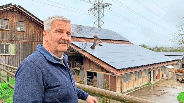 Auch auf dem Betrieb Stumpen hat Hans Baumgartner auf den Dächern der Gebäude PV-Anlagen montieren lassen, im Rahmen des Projekts der Buuregnossi Cham. 