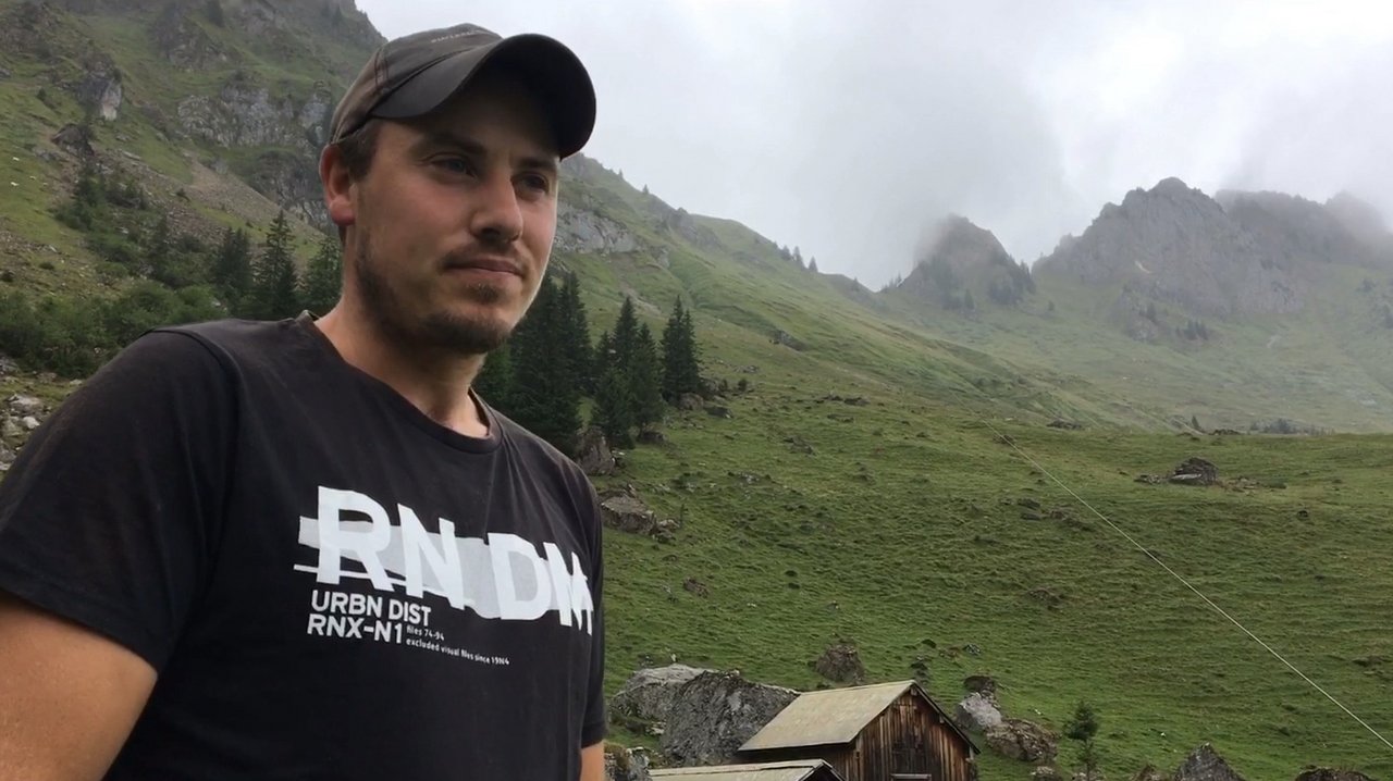 An den Flanken unterhalb des Sassigrats (rechts oben im Bild) mäht Sepp Herger jährlich rund drei Hektaren Wildheu. Die Burdenen gelangen mit dem Seil zur Musenalp.