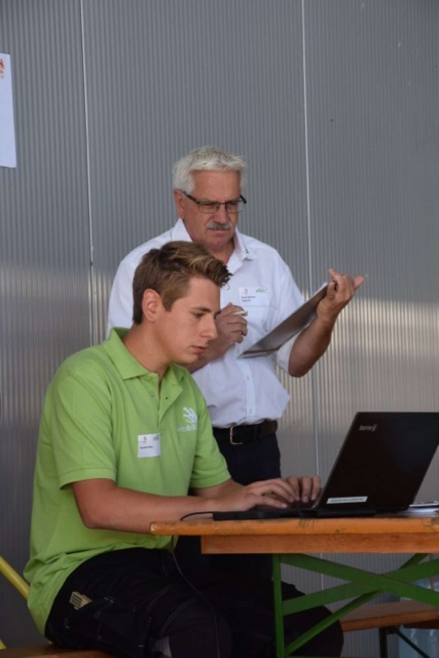 Er muss dem Experten auch den Wirkstoff, die Anwendungsvorschriften und diverse weitere Infos nennen. 