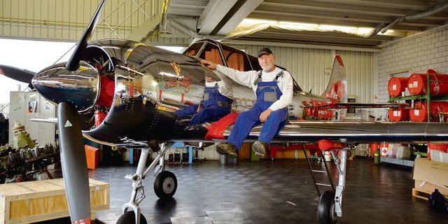 Eugen Wüest auf  dem ehemaligen russischen Schulungsflugzeug mit 9-Zylindermotor und 360 PS. Seit einem Monat steht die von Grund auf restaurierte Maschine im Hangar des Flugplatzes Triengen. Noch dieses Jahr will er damit in die Luft. (Bild Armin Emmenegger)