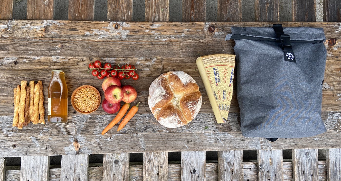 Die Picknicktasche kann bei den Alphütten bestellt werden und wird bei einem Besuch abgeholt. Gleichzeitig kann man beim Käsen zuschauen. (Bild zVg)