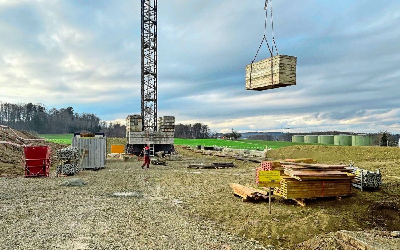 Den alten Stall abzureissen und einen neuen am gleichen Ort hinzustellen, ging aufgrund der Abstandsauflagen mit der Wohnzone nicht. So kommt der Neubau hinter den jetzigen Stall zu stehen. 