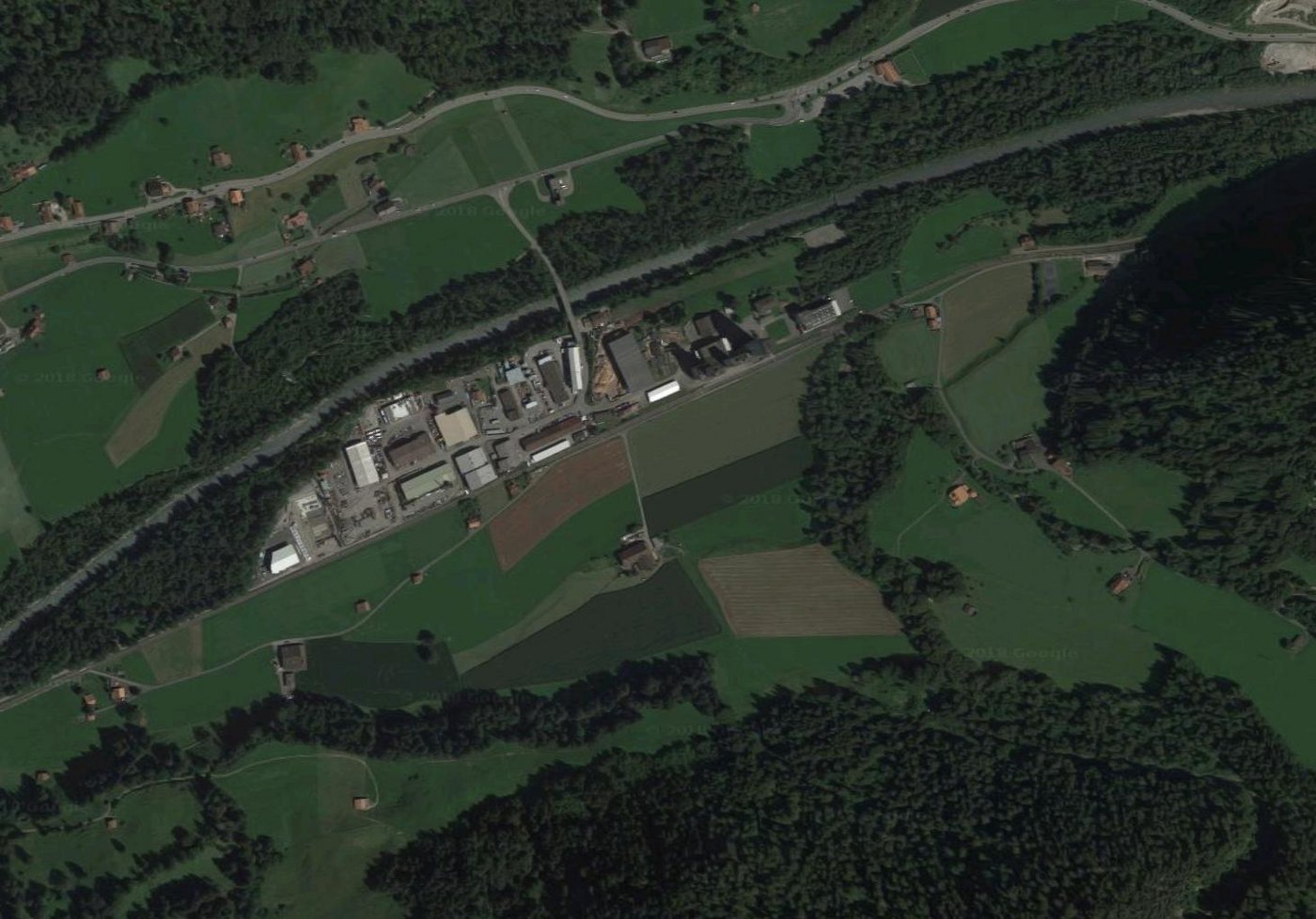 Ab Ende 2019 sollen in der Industriezone Burgholz in Diemtigen bis zu 3000 Tonnen Käse pro Jahr produziert werden. (Bild Google Maps)