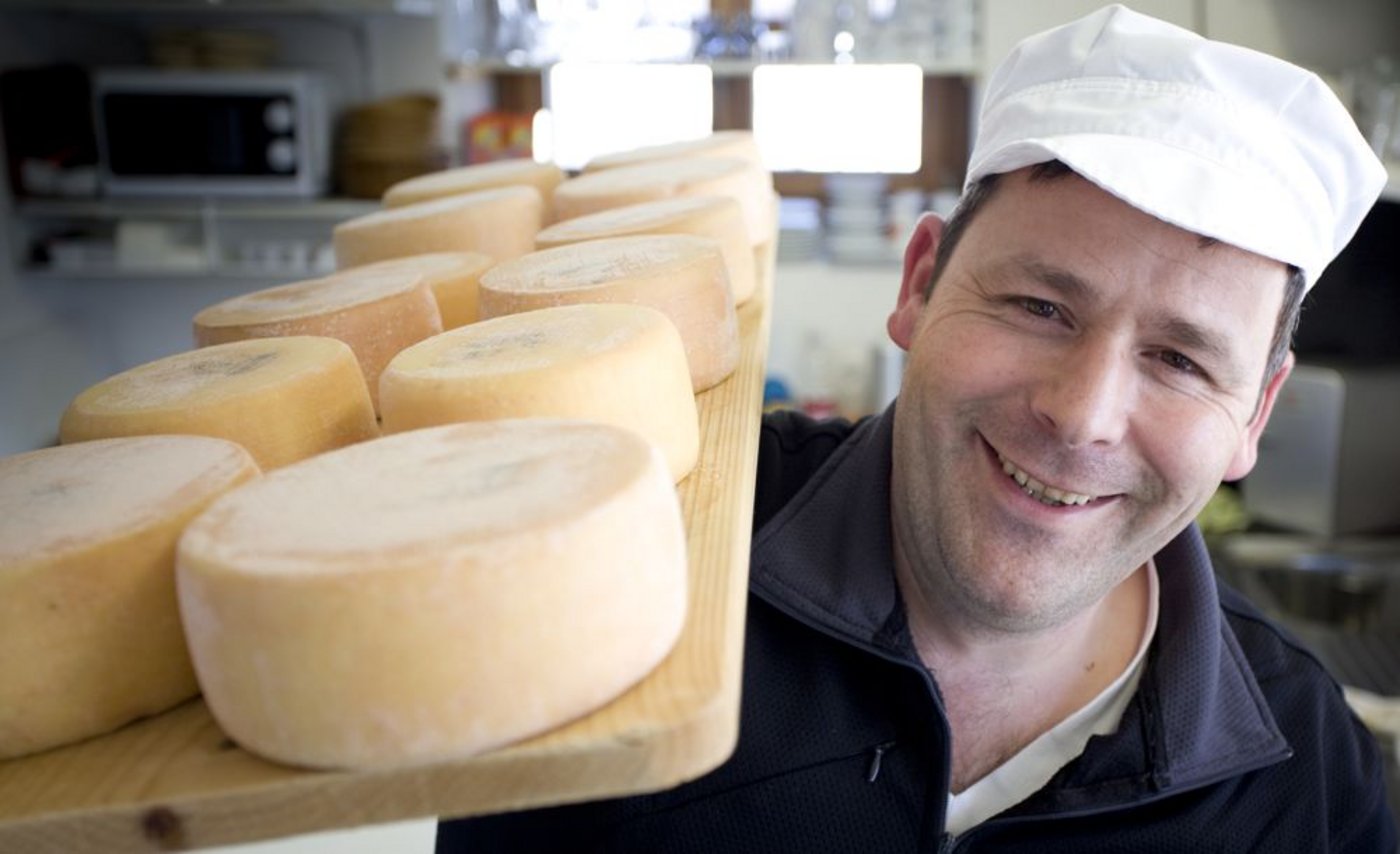 Käsermeister Walter Niklaus ist gebürtiger Berner. Vor rund 15 Jahren hat es ihn in den Kanton Graubünden verschlagen. Dort führt er seit nun sechs Jahren die Sennerei Maran in Arosa. Er lobt ... (Bilder: zVg)