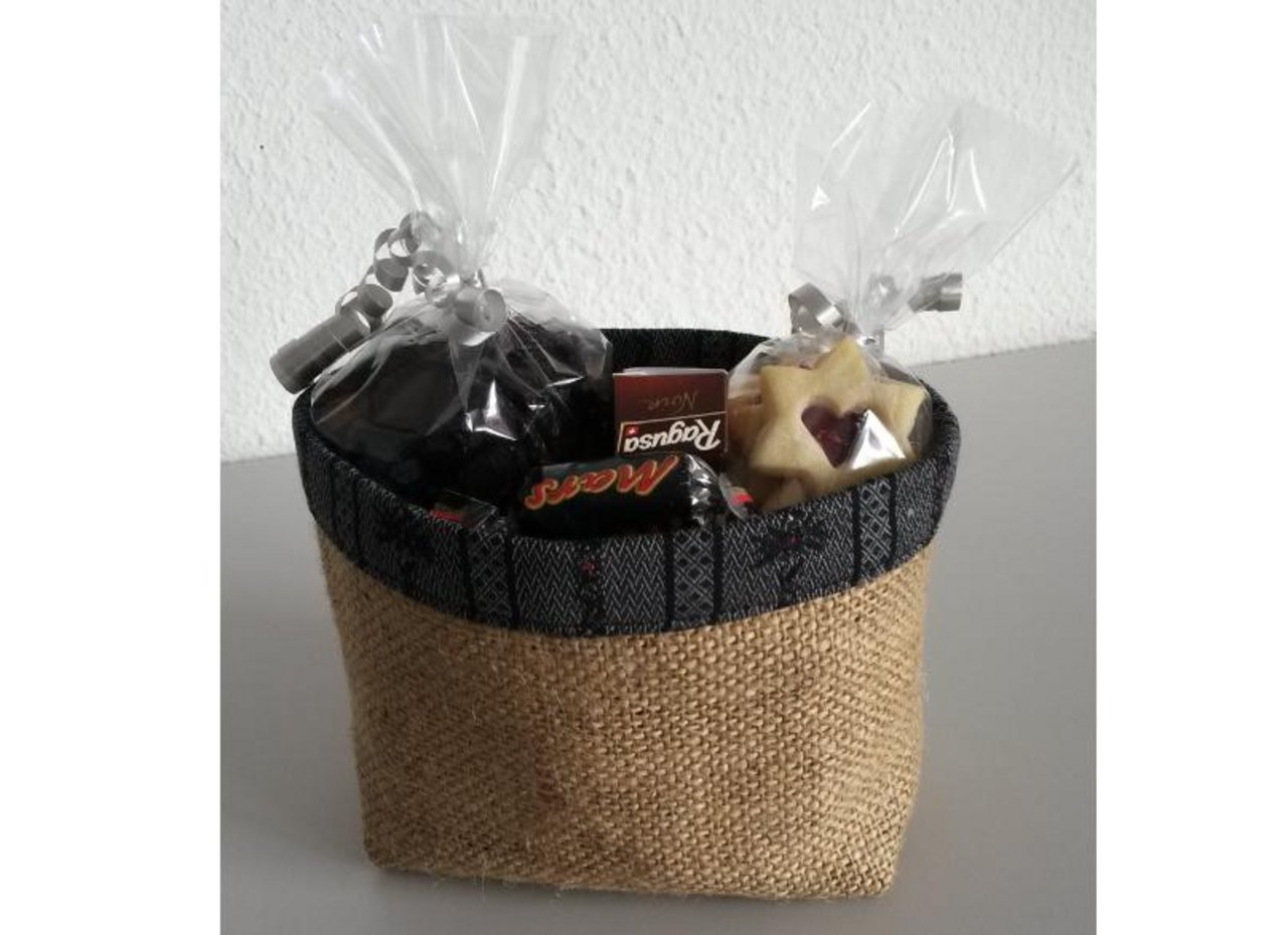 Aus alten Kartoffelsäcken entsteht mit etwas Geschick eine Geschenksverpackung. (Bilder thl)