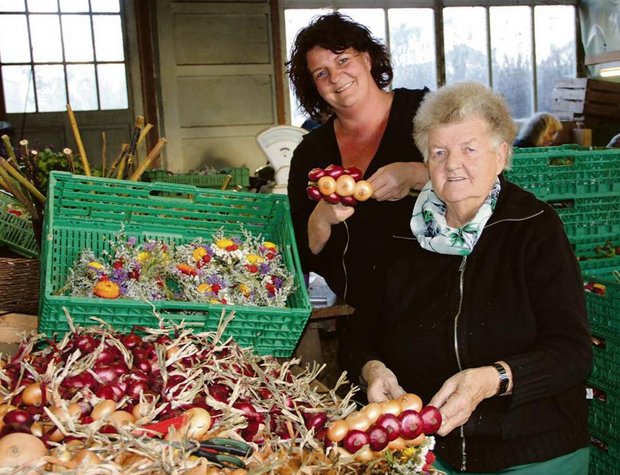 Für Gaby Iseli (hinten) und ihre Mutter Hanni Iseli hat der Zibelemärit in Bern Tradition. Unzählige Stunden und viel Herzblut sind nötig, bis die tausenden Kilo Zwiebelzöpfe für den Verkauf bereitstehen. (Bild Andrea Wyss)