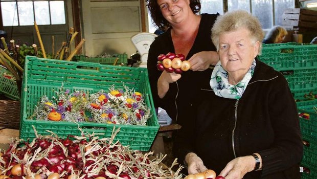 Für Gaby Iseli (hinten) und ihre Mutter Hanni Iseli hat der Zibelemärit in Bern Tradition. Unzählige Stunden und viel Herzblut sind nötig, bis die tausenden Kilo Zwiebelzöpfe für den Verkauf bereitstehen. (Bild Andrea Wyss)