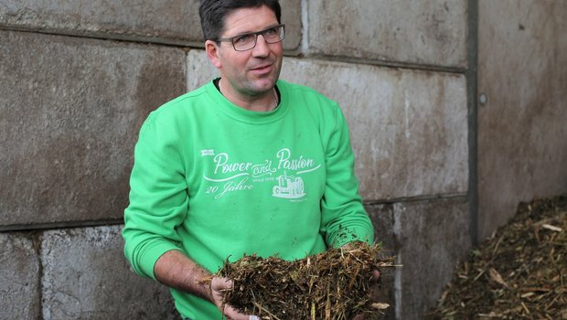 Rainer Bossert, Inhaber des Biomasse-Hofs, zeigt, wie das Grüngut nach einem Häckseldurchgang aussieht. Er beschäftigt insgesamt sechs Mitarbeiter. (Bilder lid/cn)