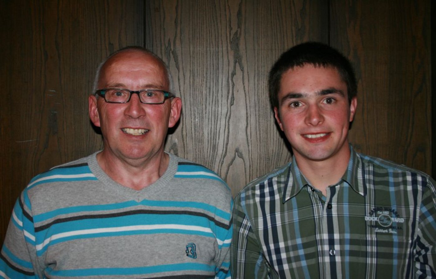 Pius Hitz (links) übergibt die Leitung der Auktion an Thomas Bader. (Bild Marie-Louise Hartmann)