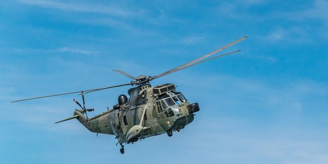 Da die Wasserversorgung auf mancher Alp nicht mehr gegeben ist, helfen nun Militärhelikopter. (Symbolbild Pixabay)