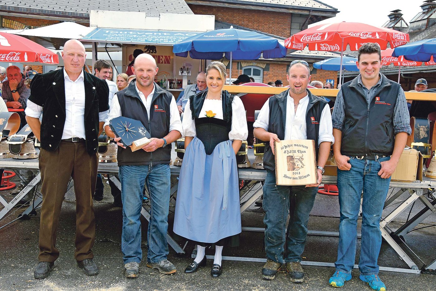Zwei Stierenwärter, die geehrt wurden: Daniel Bieri, Unterseen BE (links) für 20 Jahre und Hans von Allmen, Grindelwald BE für 10 Jahre.