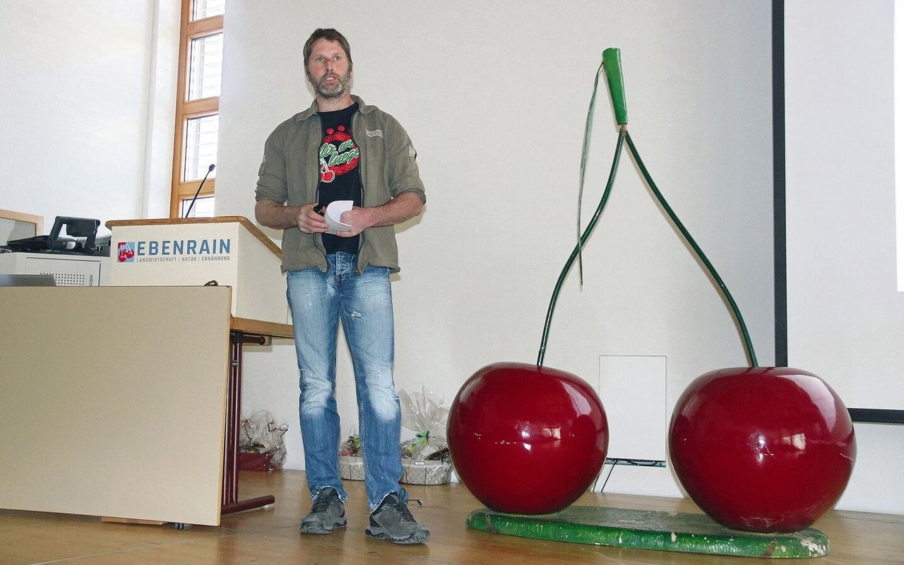 Beat Sprenger, Meisterlandwirt und bekannter Wettpflüger, orientierte über das Projekt «Obsi» Obstsortensichtung auf Praxisbetrieben.