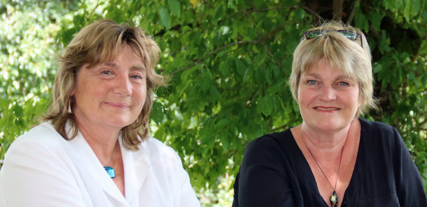 Die Bäuerinnen Sandra König (links) und Sylvia Sahli sind trotz Röstigraben miteinander befreundet. Ob man davor oder dahinter wohnt, ist eine Frage der Perspektive. (Bild und Video Benildis Bentolila)