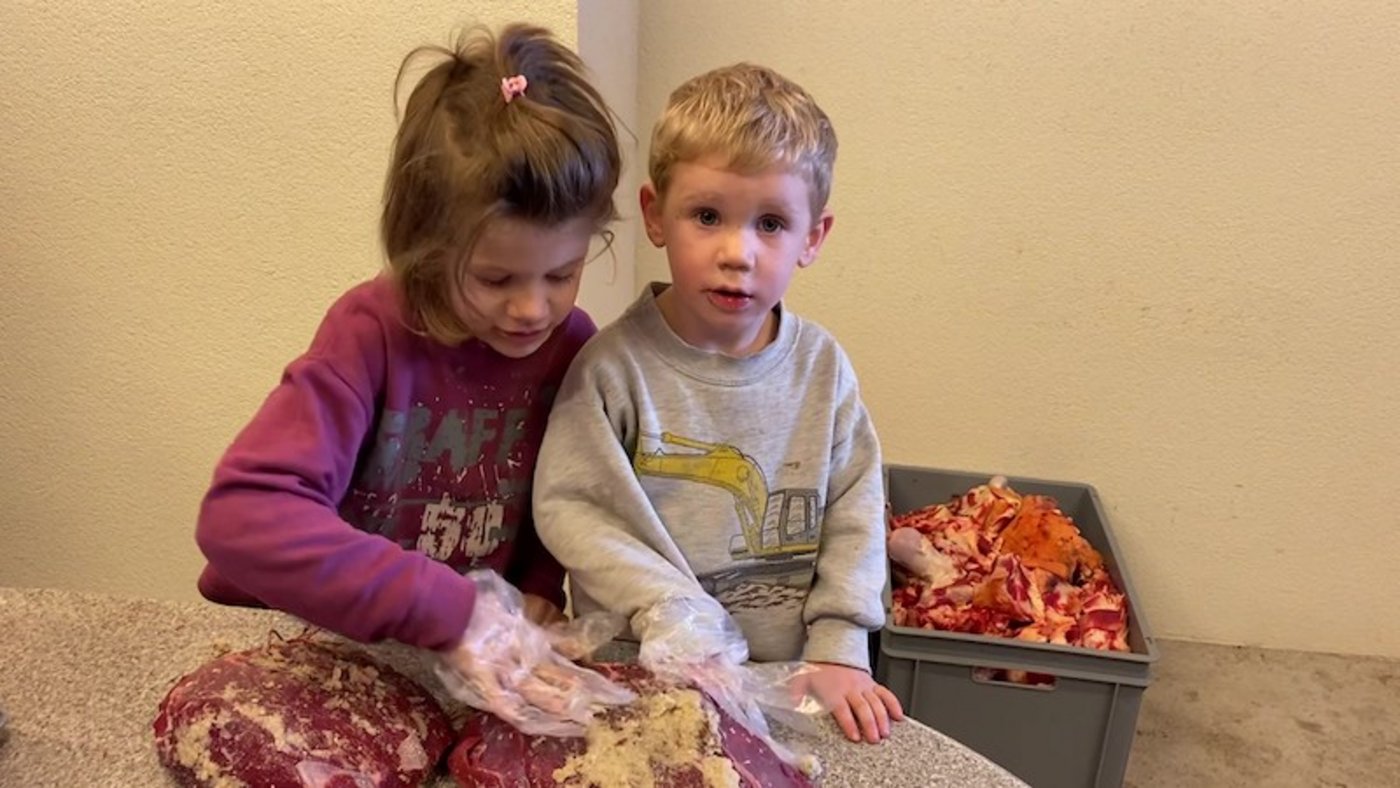 Linda und Marvin helfen tatkräftig mit beim Fleisch einsalzten. (Bild Agnes Schneider Wermelinger)