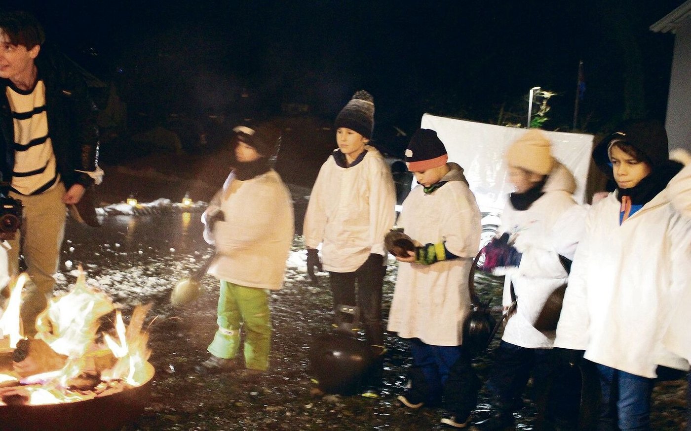 Die kleinsten Klausjäger wärmten sich nach ihrem gelungenen Auftritt an der Feuerschale. 