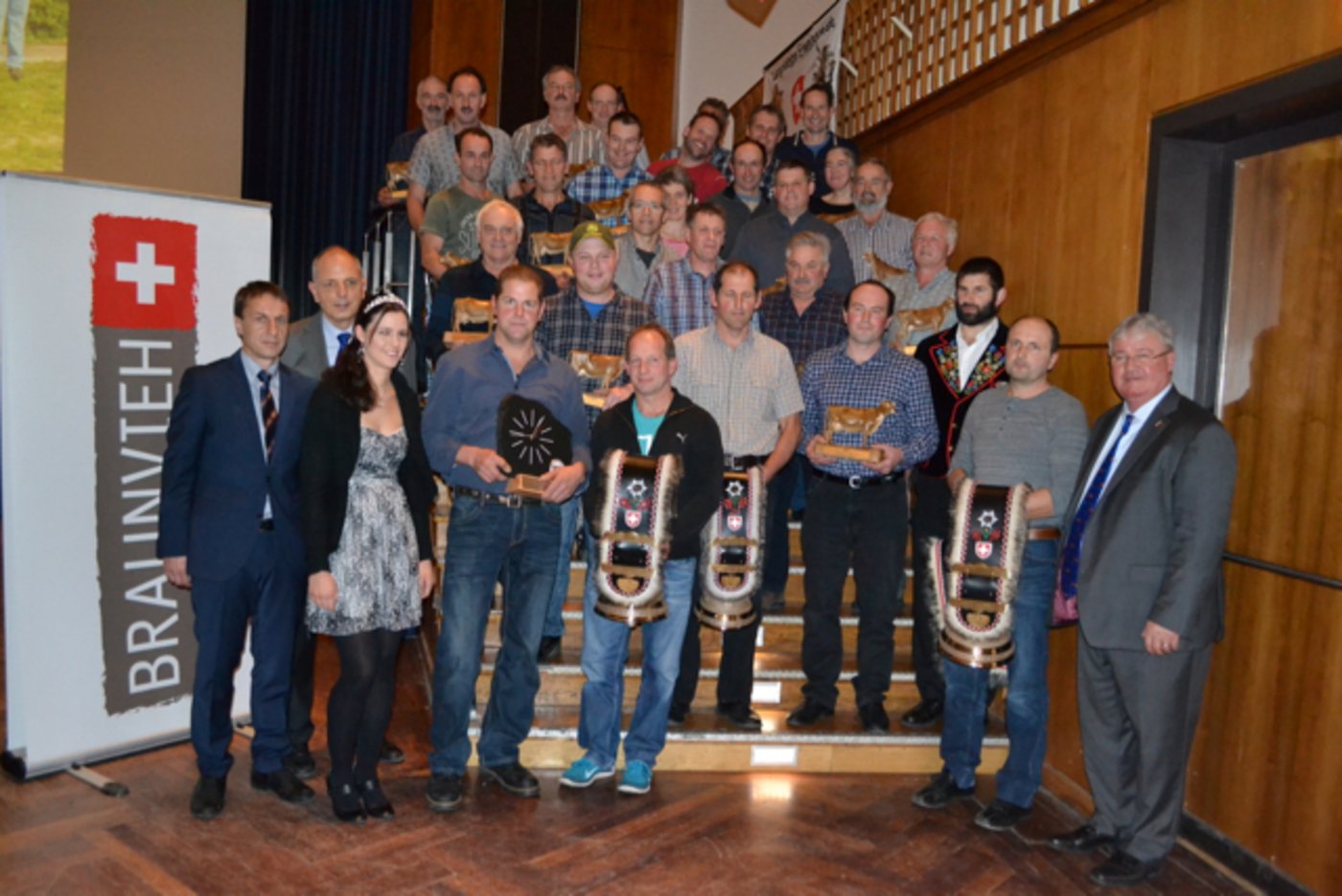 Geehrt wurden die Besitzer(innen) von Kühen mit über 125'000 bis 175'000 Kilogramm Lebensleistung. (Bild Braunvieh Schweiz) 