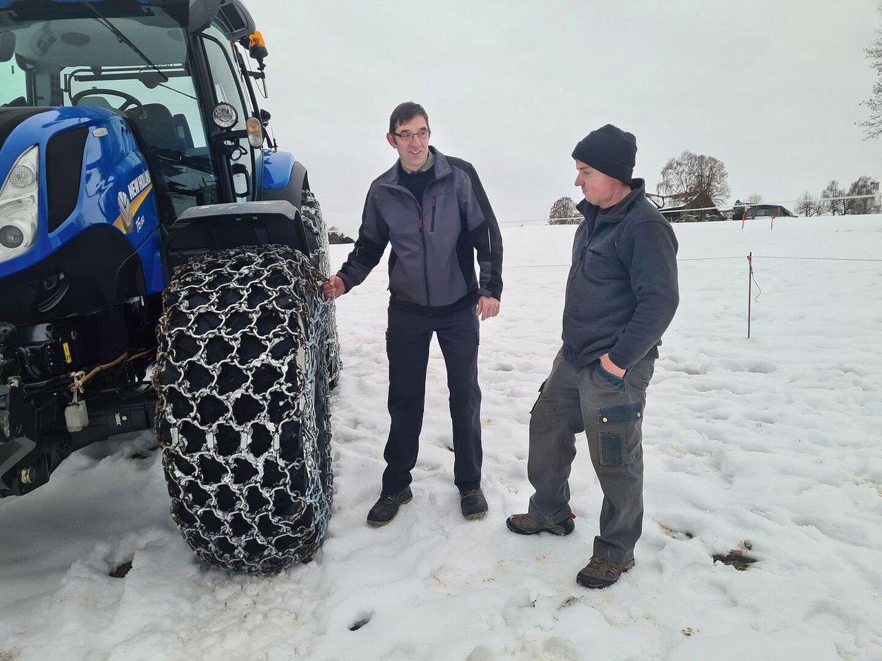 Marc Wenger (links) und Niklaus Blatter kennen sich aus, wenn es um die Wahl der passenden Schneeketten für den Traktor geht.