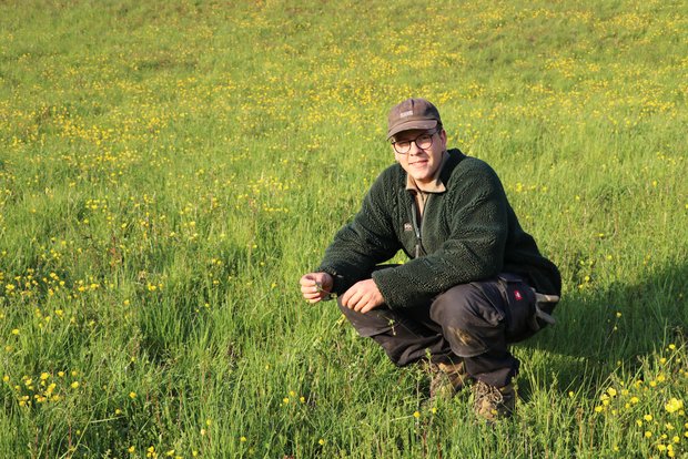 Herbarium machen braucht Überwindung, ist aber eine entspannende Arbeit Luca Zgraggen bestimmt Gräser für sein Herbarium. Das kostete zuerst Überwindung, nun findet er die Arbeit entspannend. (Bild zVg)