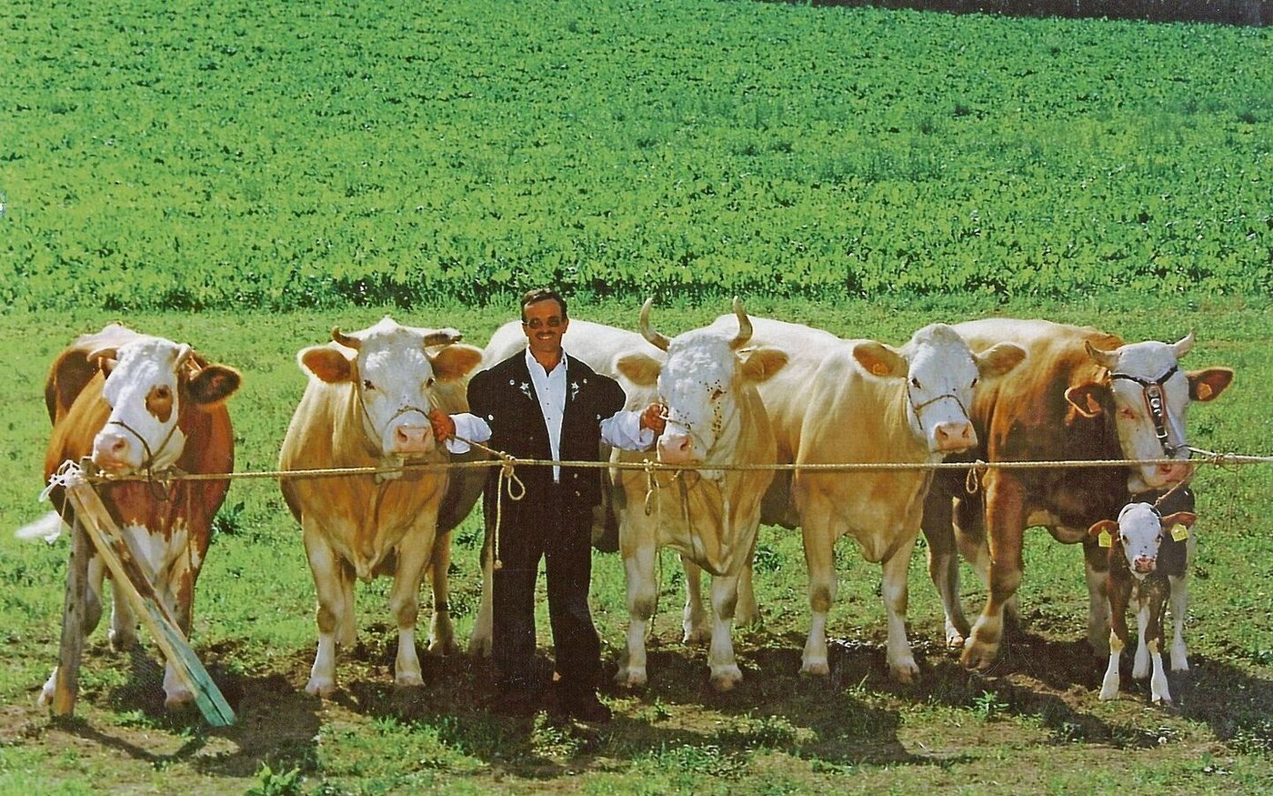 Ein grosser Höhepunkt: Im Jahr 2001 feierte man eine Kuhfamilie mit sechs Generationen im Stall. Mit der Stammkuh Koralle (links).