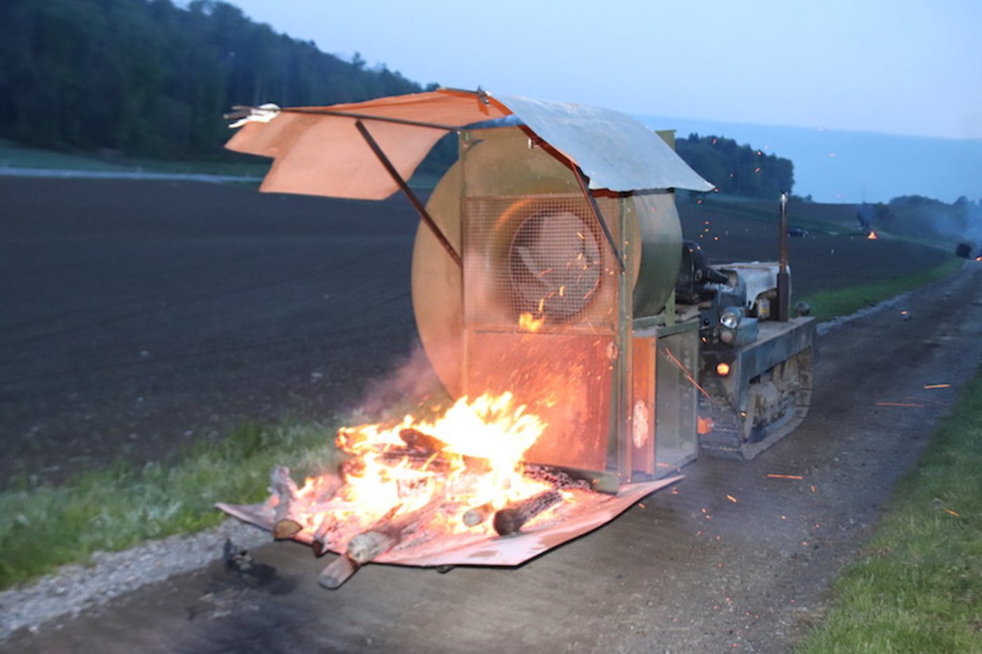 In Waltalingen ZH kam im Rebberg sogar ein zu einem Booster umgebautes Heugebläse zum Einsatz. (Bild RoMü)