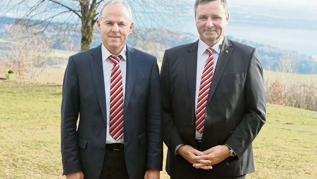 Gut gelaunt im Partnerlook: Direktor Roman Engeler (links) und Vorstandspräsident Werner Salzmann an der Delegiertenversammlung. 