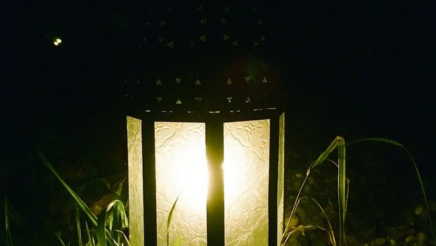 Eine Laterne im Dunkeln ist nicht nur wegen der Kerzenflamme warm. Sie heisst mich zu Hause willkommen und ist so auch ein Zeichen von Zuneigung.(Bild jsc)