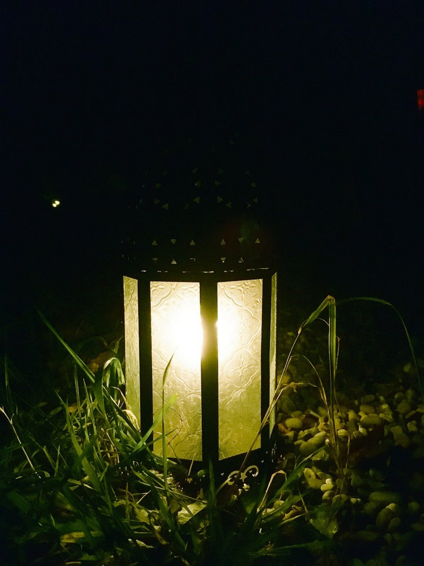 Eine Laterne im Dunkeln ist nicht nur wegen der Kerzenflamme warm. Sie heisst mich zu Hause willkommen und ist so auch ein Zeichen von Zuneigung.(Bild jsc)