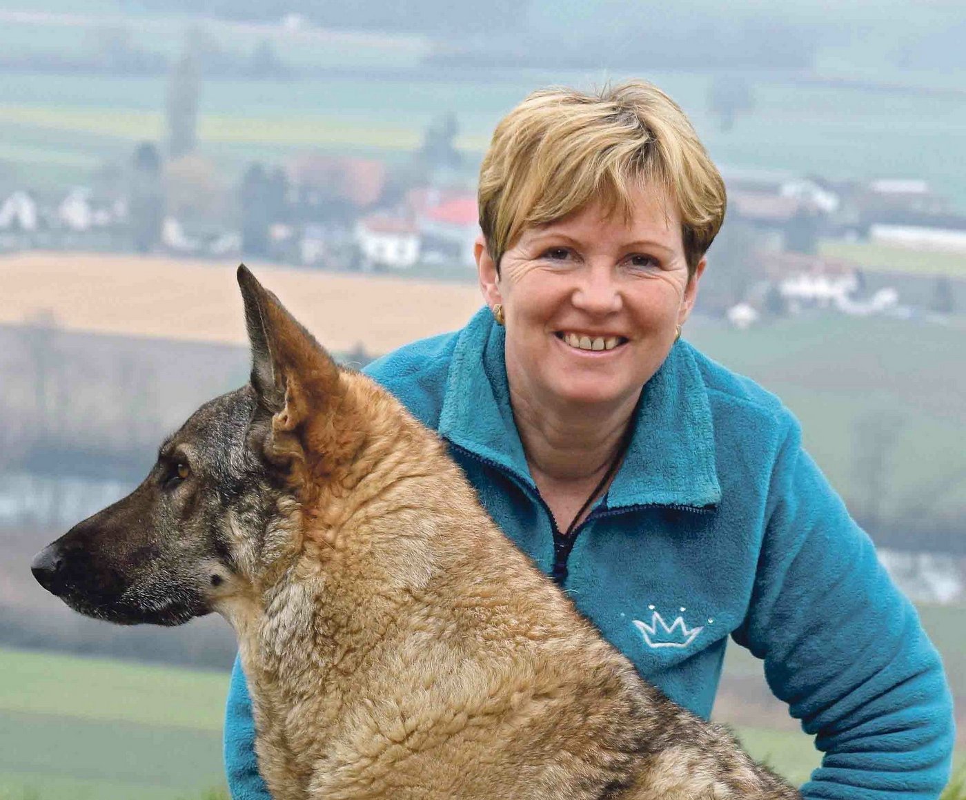 Erika Howald hier auf dem Bild mit Hund Cruz, führt auf dem Berghof in Rüti b. Büren BE eine Hundeschule. (Bild zi)